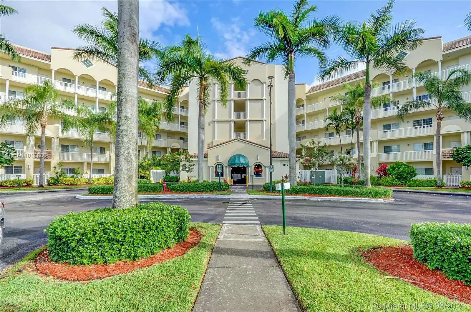 3 bedroom 2 bath Residential for sale at 10700 NW 66th St # 207, Doral FL 33178
