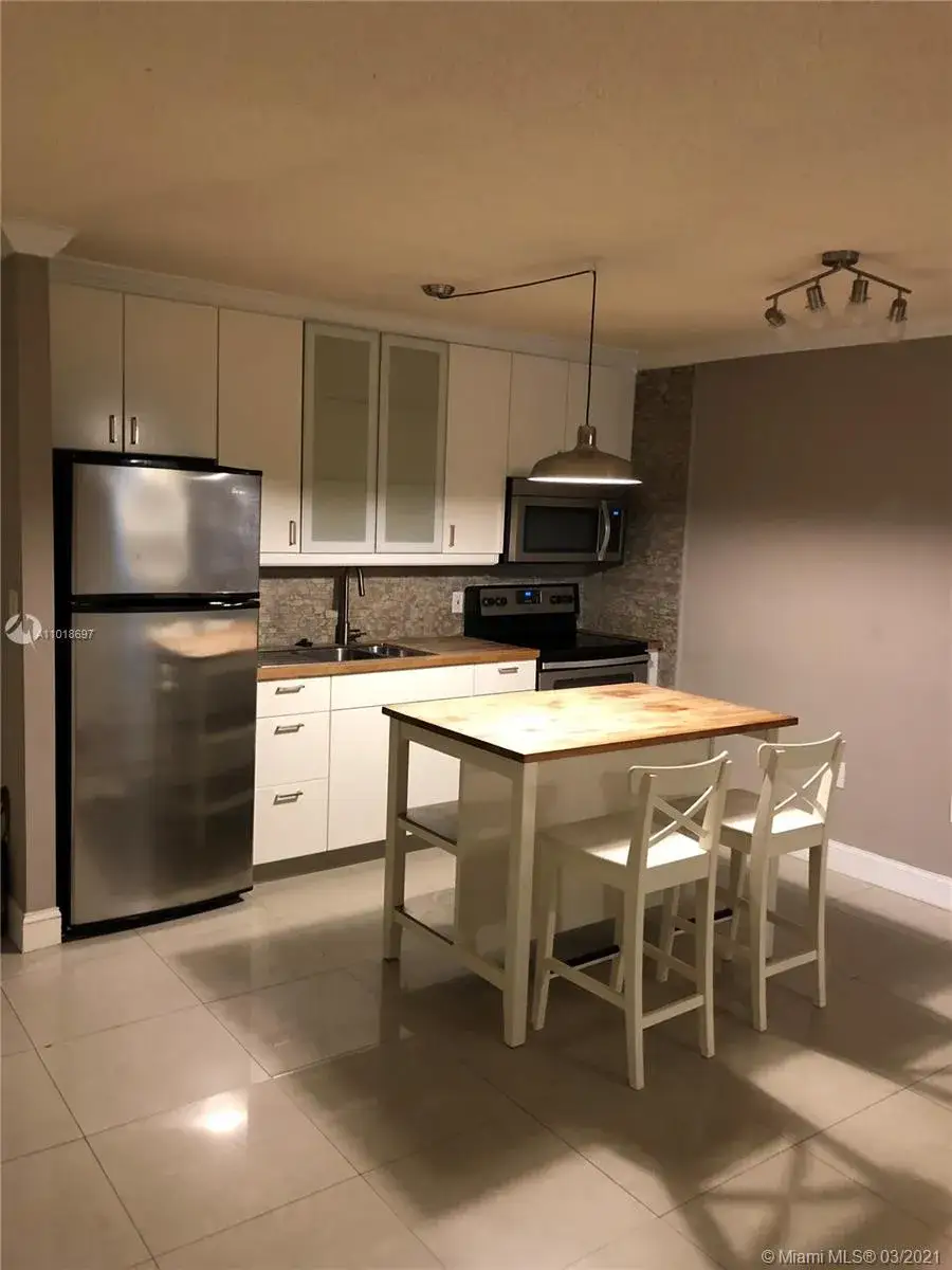 1 bedroom 1 bath Residential Lease for rent at 130 S Shore Dr # 2B, Miami Beach FL 33141