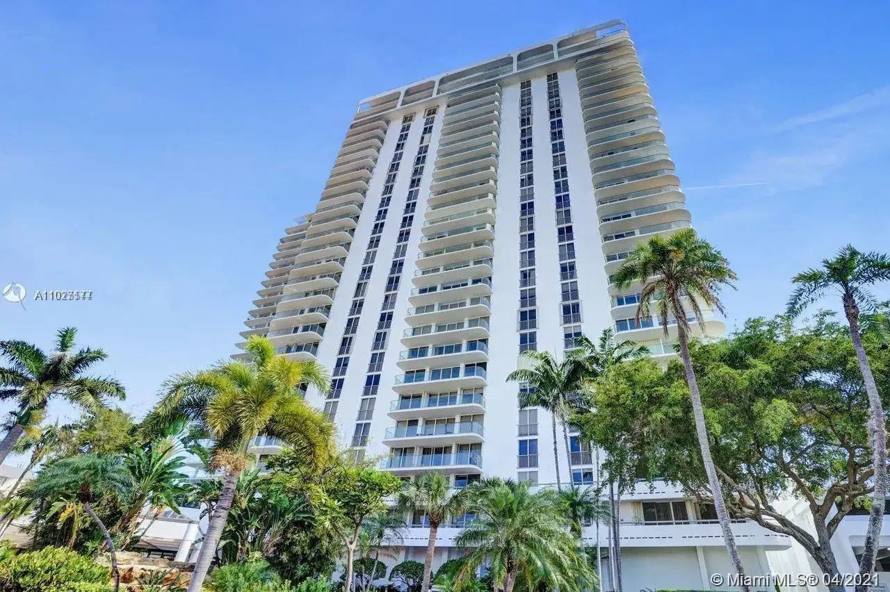 2 bedroom 2 bath Residential for sale at 19707 Turnberry Way # 6, Aventura FL 33180