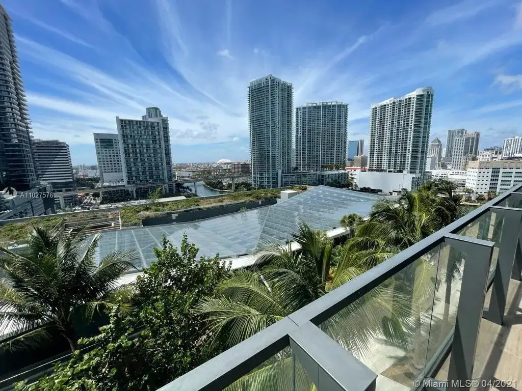 3 bedroom 3 bath Residential Lease for rent at 68 SE 6th St # 1004, Miami FL 33131