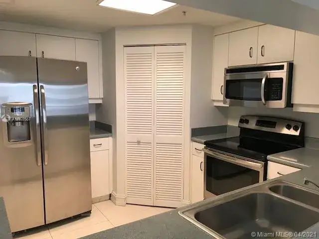 1 bedroom 1 bath Residential for sale at 701 Brickell Key Blvd # 1108, Miami FL 33131