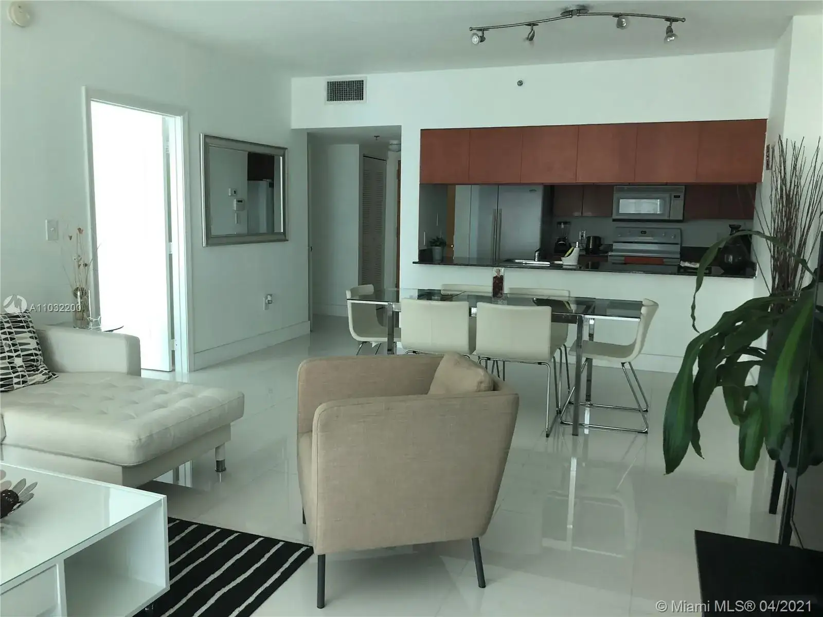 1 bedroom 1 bath Residential for sale at 1200 Brickell Bay Dr # 4303, Miami FL 33131