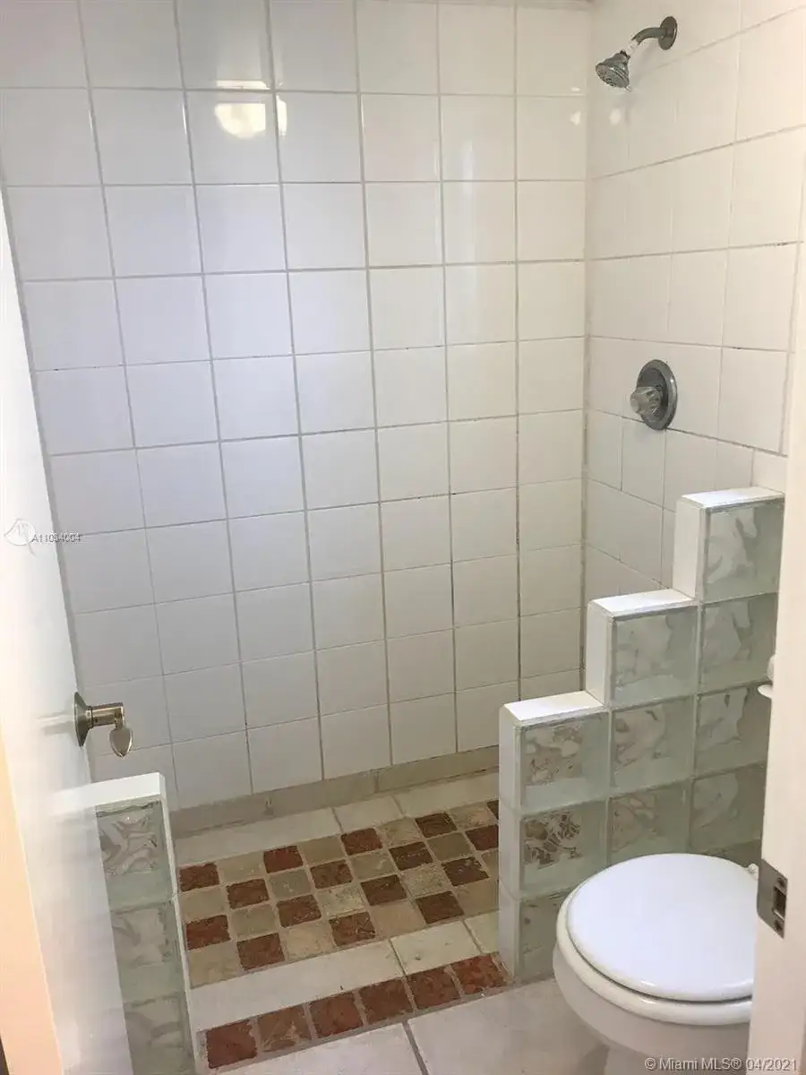 3 bedroom 2 bath Residential Lease for rent at 153 Lakeview Dr # 101, Weston FL 33326