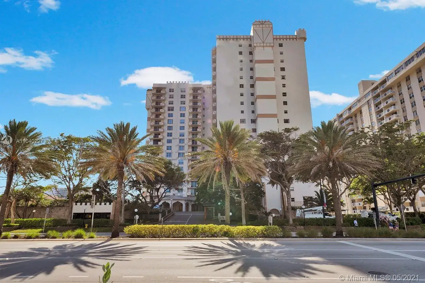 1 bedroom 2 bath Residential Lease for rent at 1865 S Ocean Dr # 4C, Hallandale Beach FL 33009