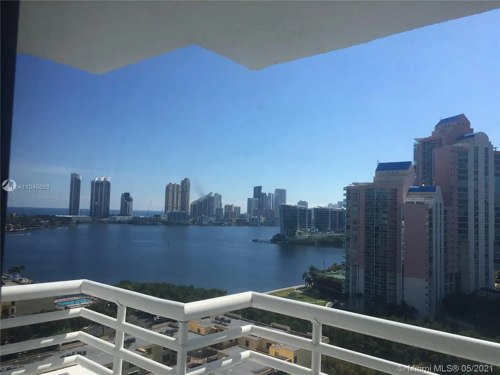 2 bedroom 2 bath Residential for sale at 3300 NE 192nd St # 1814, Aventura FL 33180