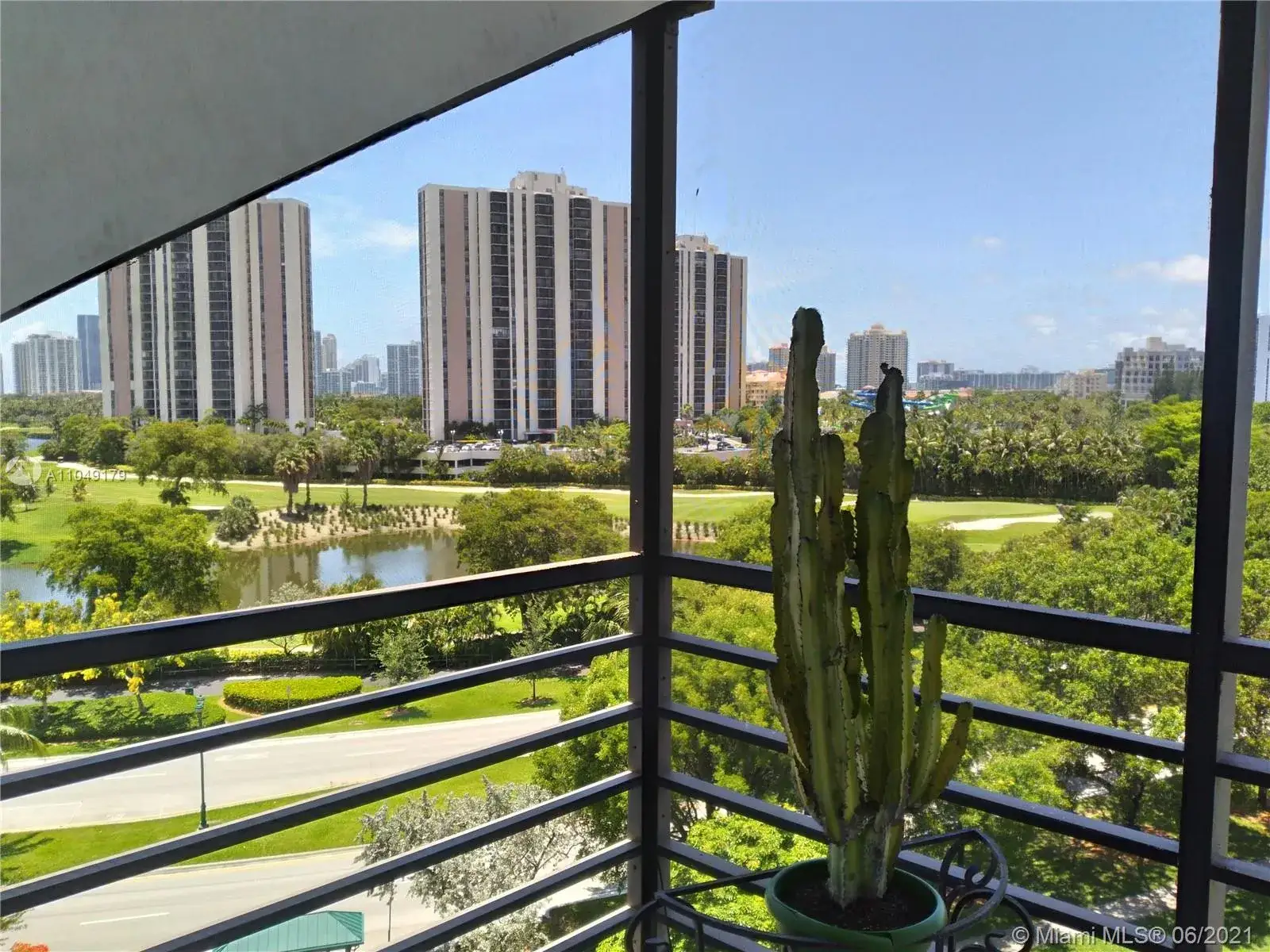 2 bedroom 2 bath Residential for sale at 20500 W Country Club Dr # 814, Aventura FL 33180