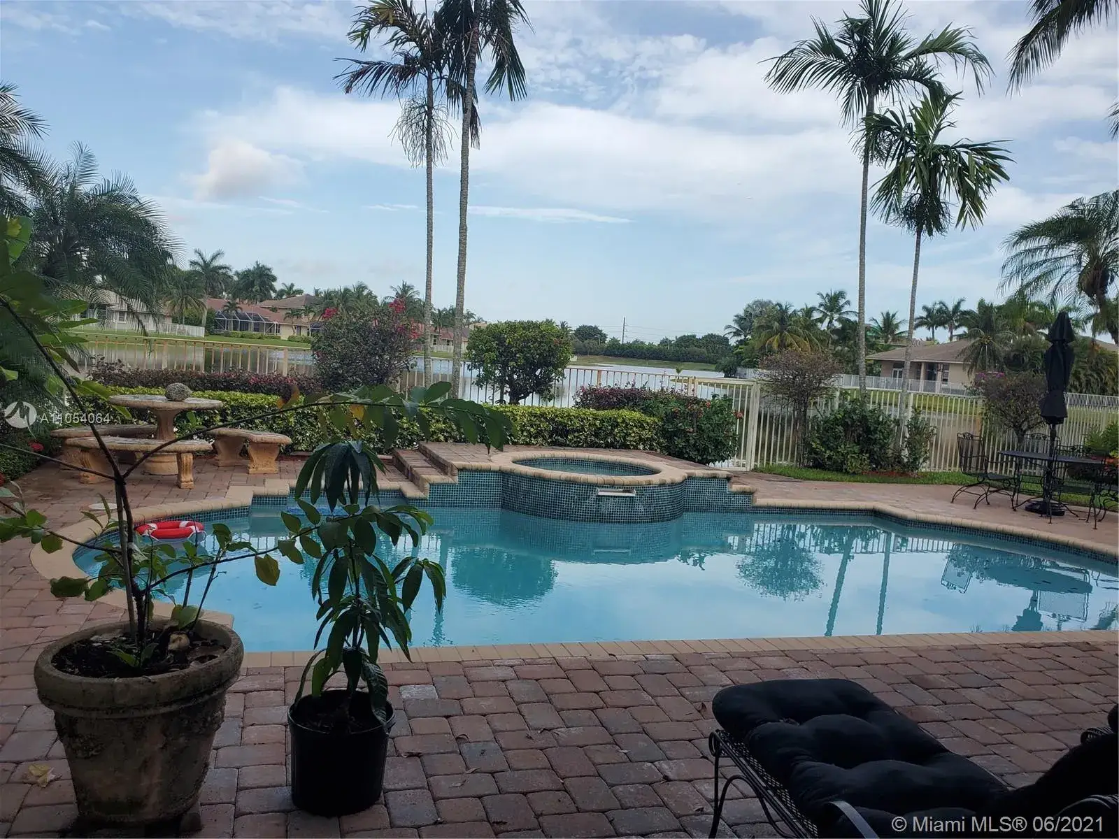 5 bedroom 3 bath Residential for sale at 1525 Victoria Isle Way, Weston FL 33327