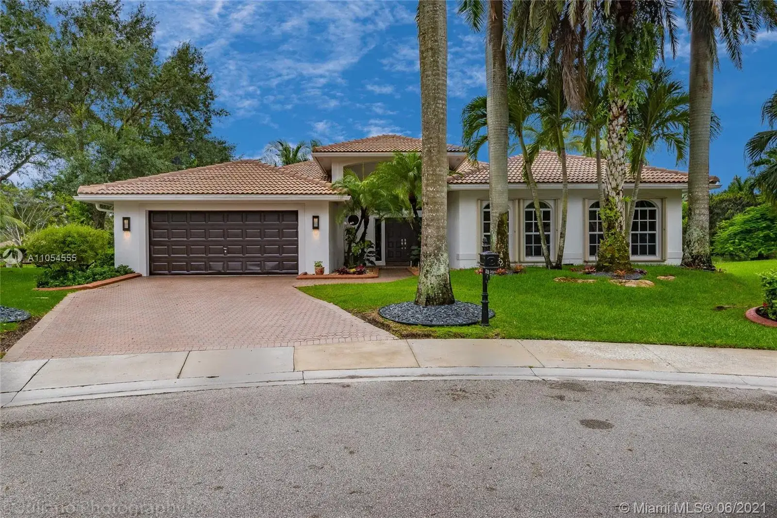 5 bedroom 3 bath Residential Lease for rent at 3719 Oak Ridge Cir, Weston FL 33331