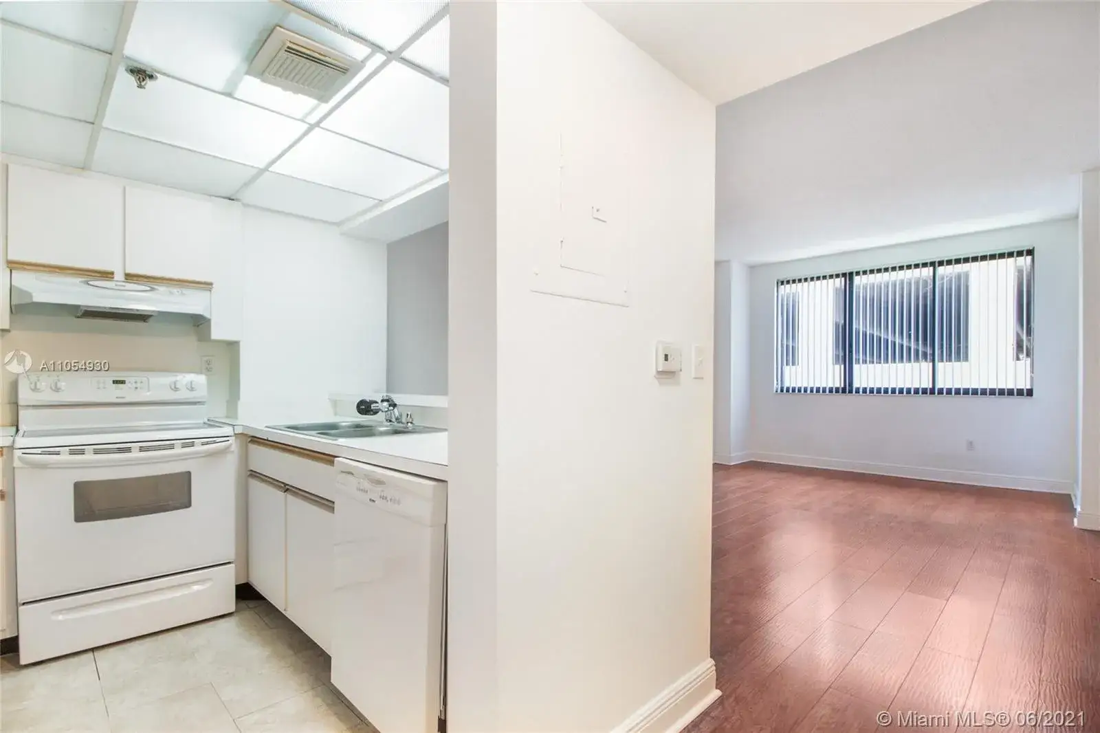 1 bedroom 1 bath Residential Lease for rent at 540 Brickell Key Dr # 312, Miami FL 33131