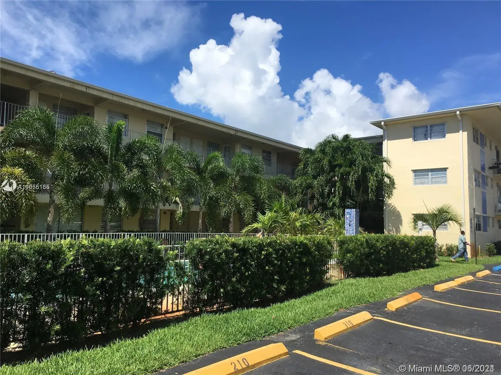 1 bedroom 1 bath Residential for sale at 1100 NE 1st Ct # 106, Hallandale Beach FL 33009