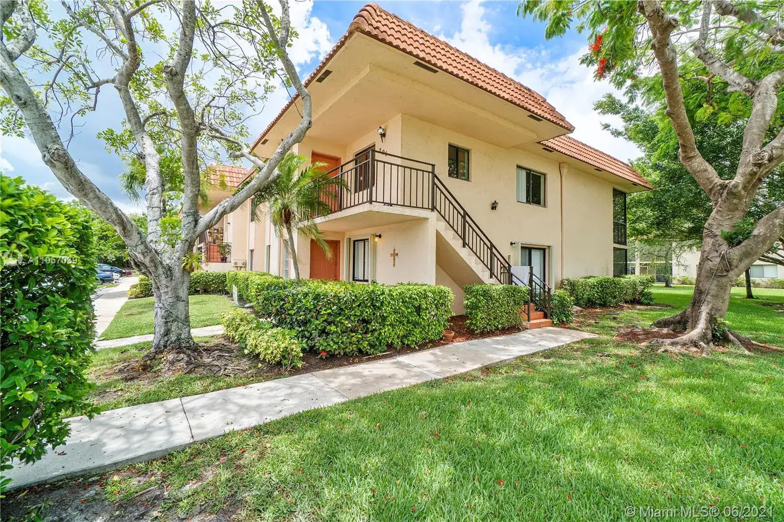 2 bedroom 2 bath Residential for sale at 369 Lakeview Dr, Weston FL 33326