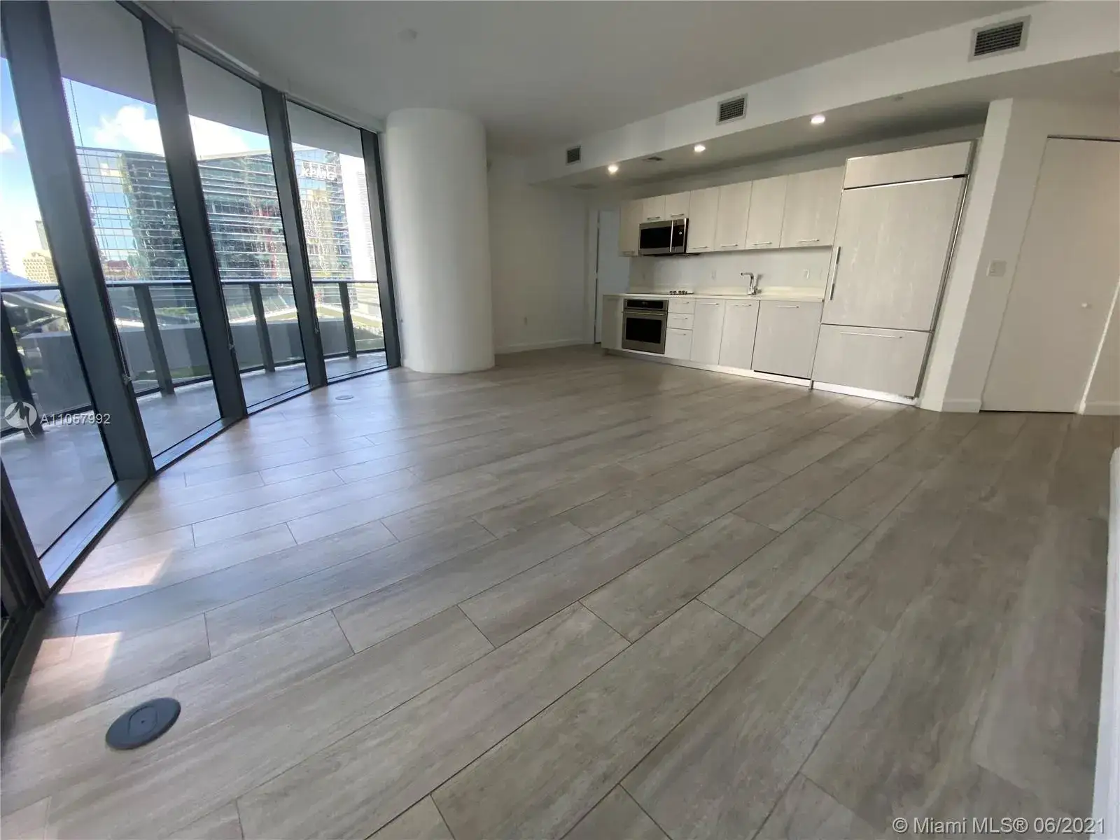 2 bedroom 2 bath Residential for sale at 45 SW 9th St # 1008, Miami FL 33130