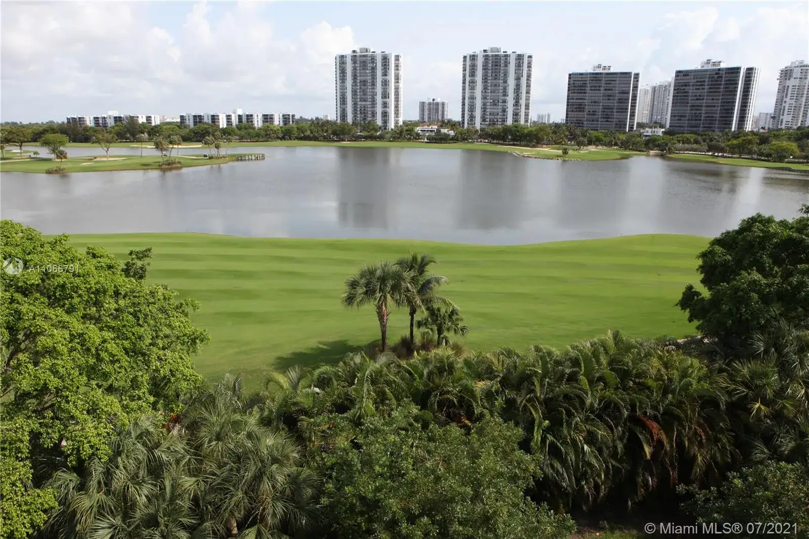 2 bedroom 2 bath Residential for sale at 20000 E Country Club Dr # 212, Aventura FL 33180
