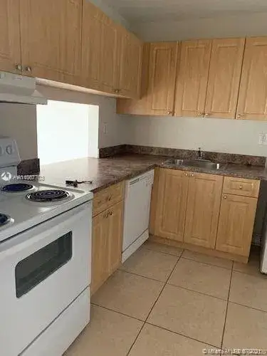 1 bedroom 1 bath Residential for sale at 5201 Geneva Way # 301, Doral FL 33166