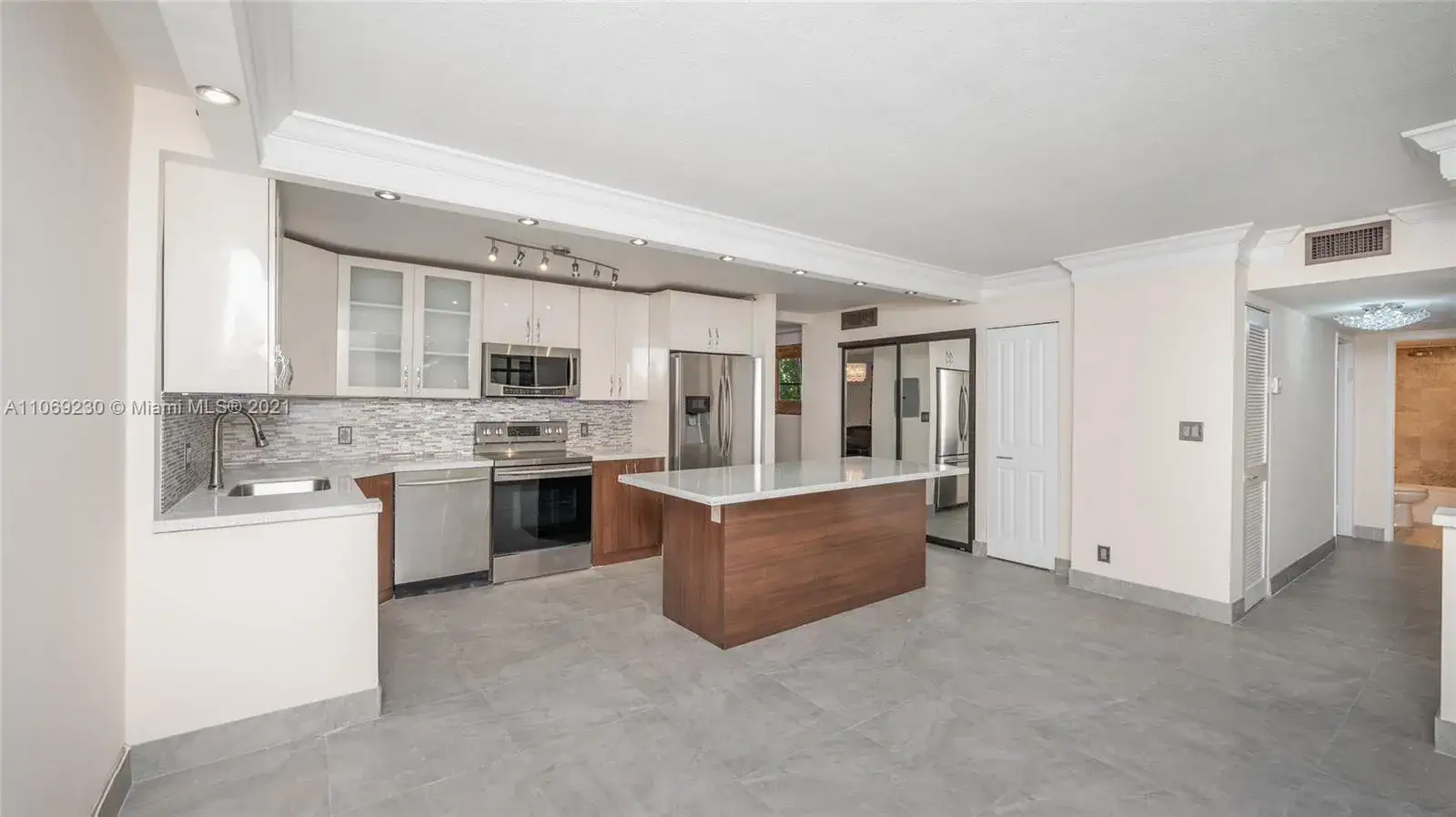 2 bedroom 2 bath Residential for sale at 3440 NE 192nd St # A, Aventura FL 33180
