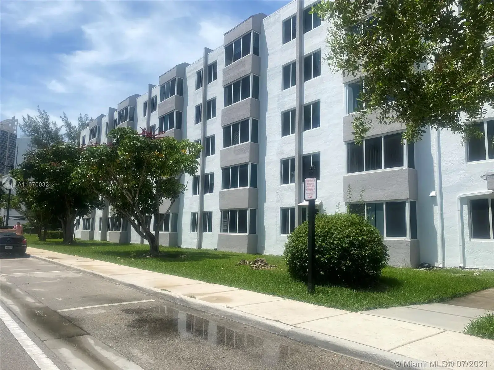 1 bedroom 1 bath Residential Lease for rent at 250 180th Dr # 201, Sunny Isles Beach FL 33160