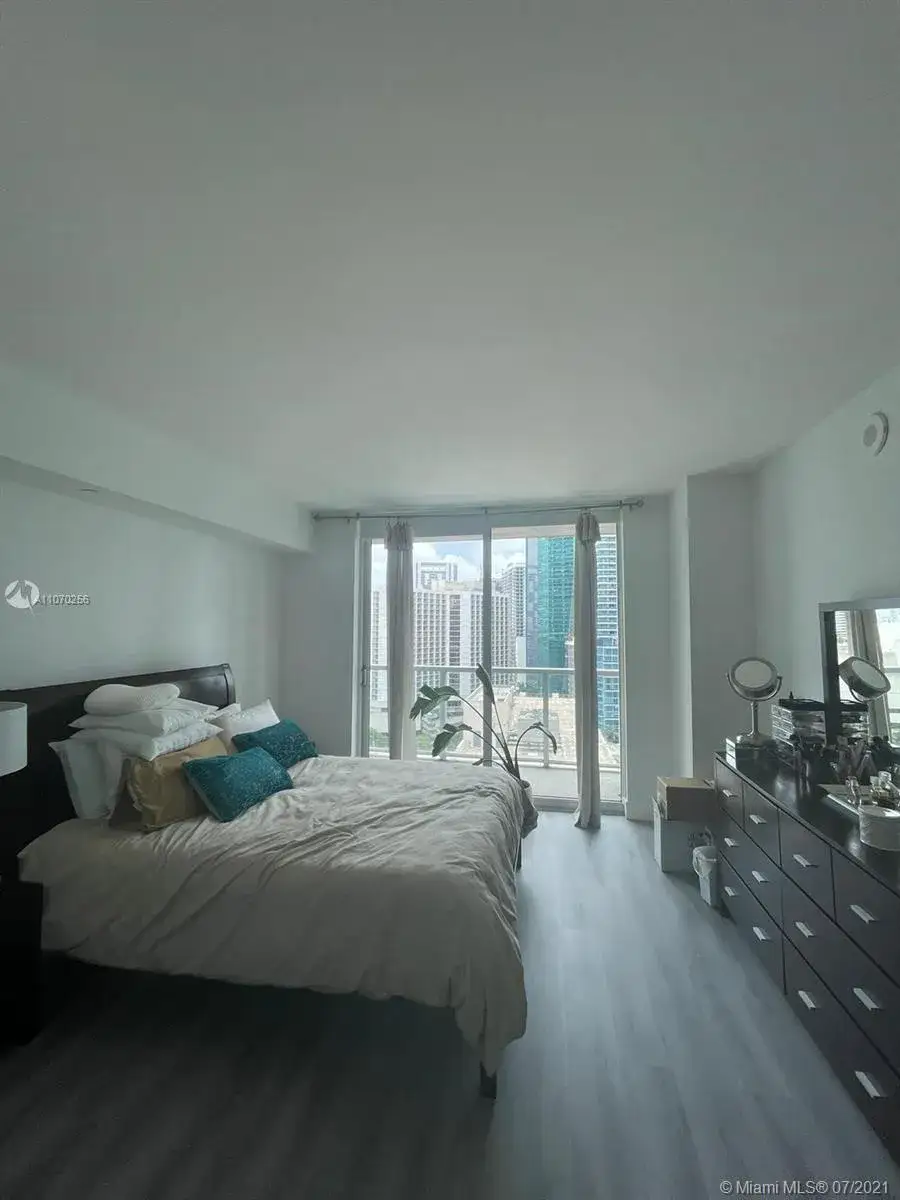 1 bedroom 1 bath Residential Lease for rent at 500 Brickell Ave # 1903, Miami FL 33131