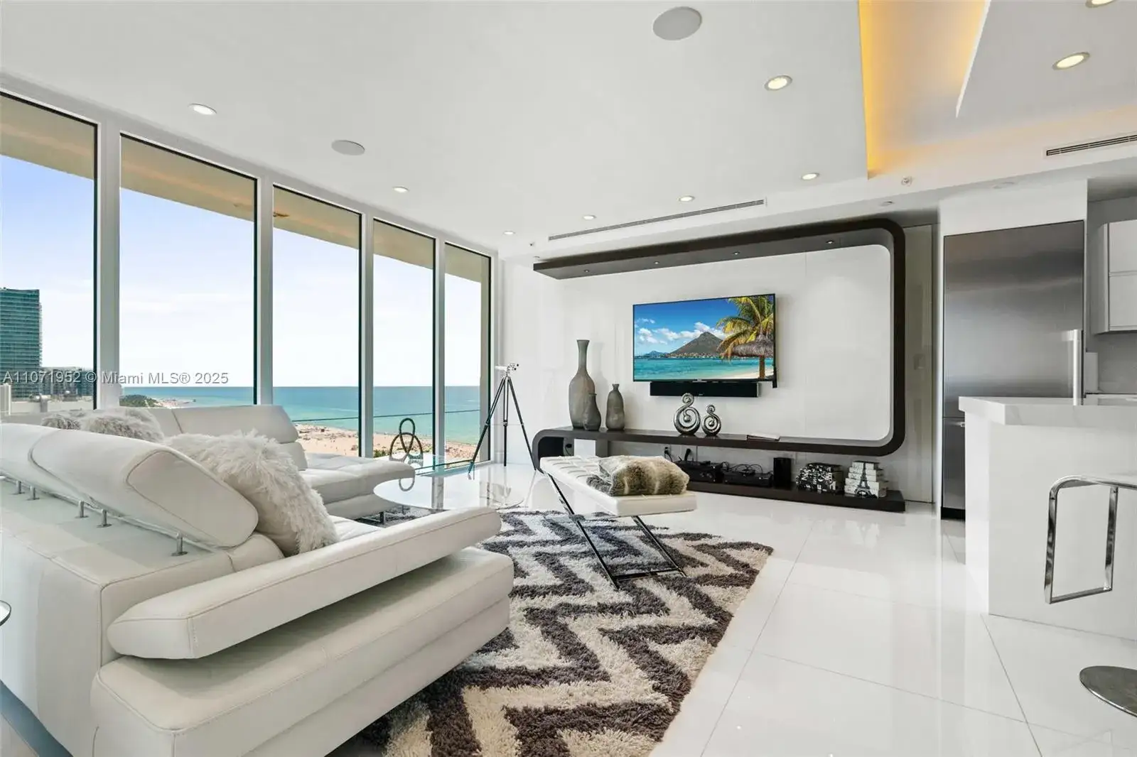 2 bedroom 2 bath Residential Lease for rent at 100 Lincoln Rd, Miami Beach FL 33139
