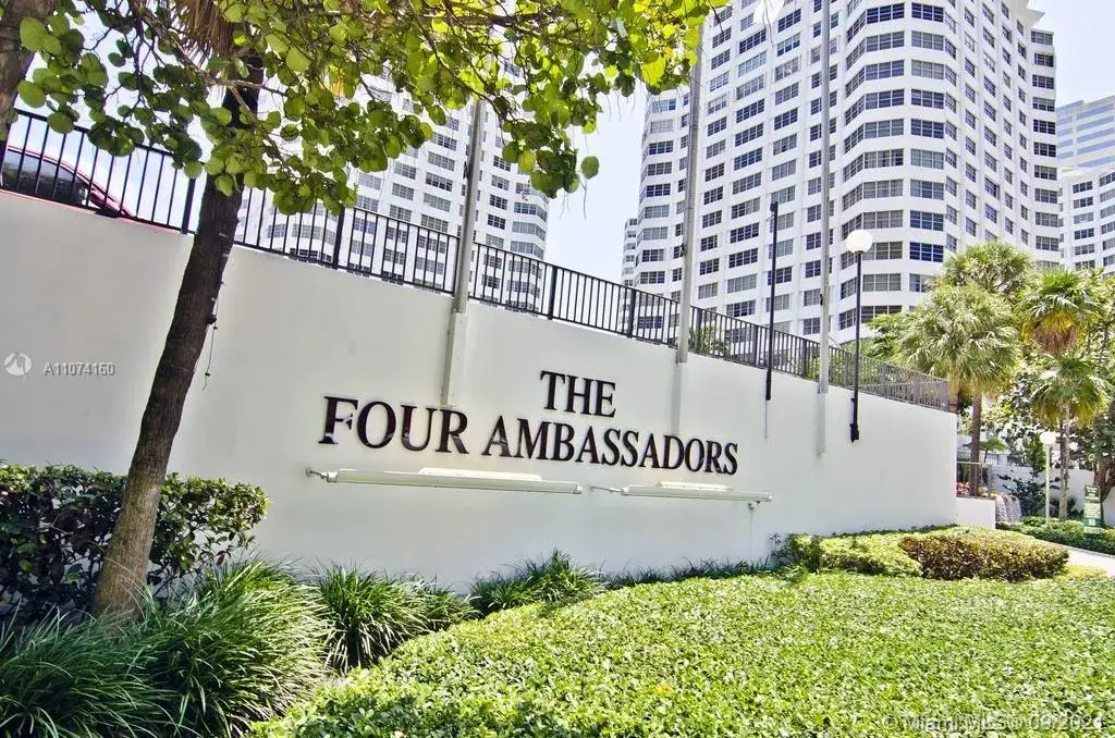 1 bath Residential for sale at 801 Brickell Bay Dr # 1463, Miami FL 33131
