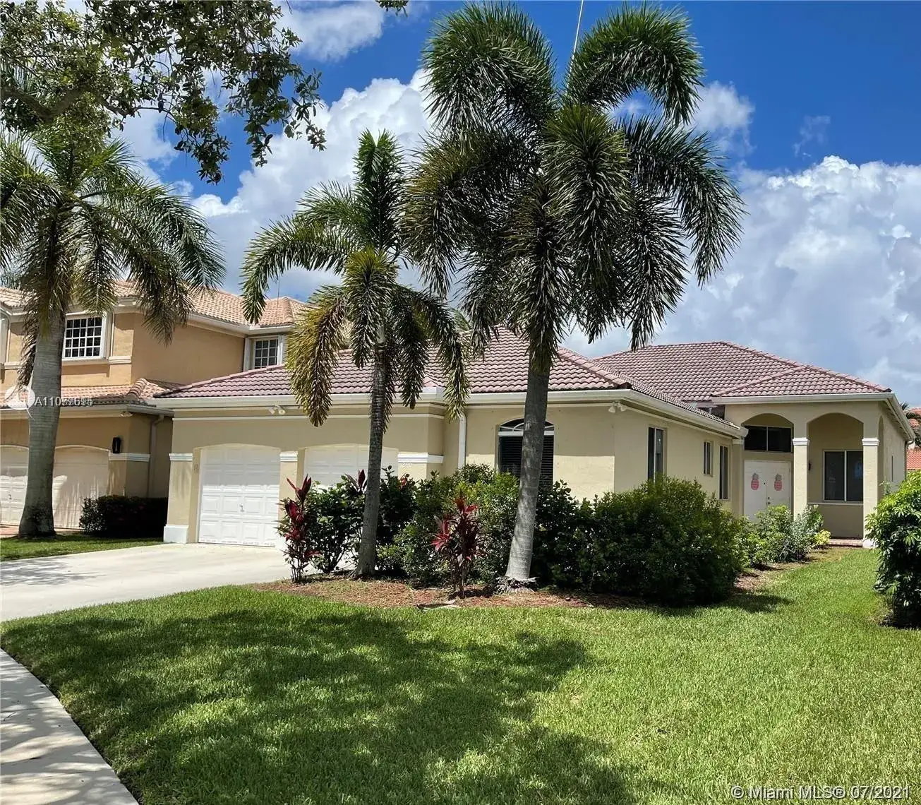 4 bedroom 2 bath Residential Lease for rent at 1290 Camellia Ln, Weston FL 33326