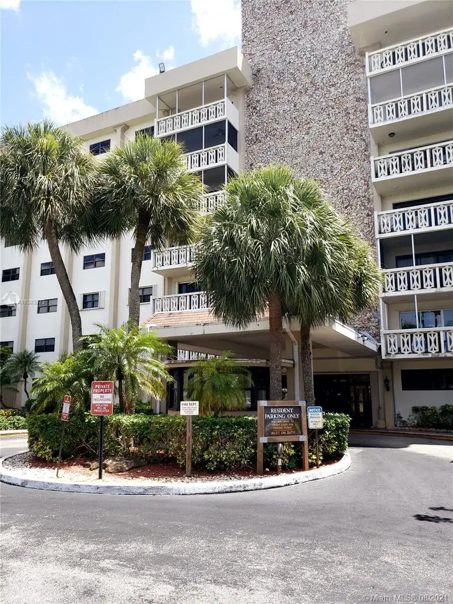 3 bedroom 2 bath Residential for sale at 800 NE 195th St # 701, Miami FL 33179