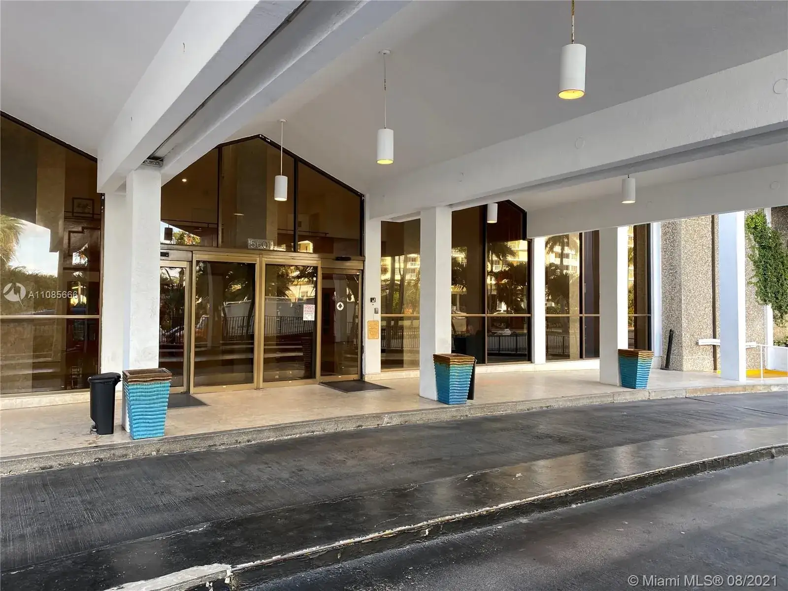 2 bedroom 2 bath Residential Lease for rent at 5601 Collins Ave # 621, Miami Beach FL 33140
