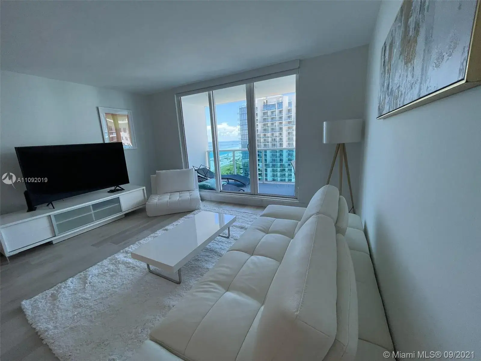 1 bedroom 2 bath Residential Lease for rent at 2301 Collins Ave # 1505, Miami Beach FL 33139