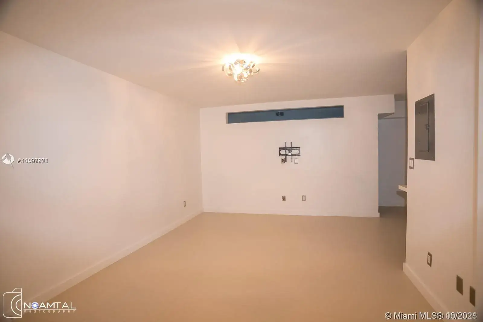 1 bedroom 1 bath Residential Lease for rent at 3755 NE 167th St # 8, North Miami Beach FL 33160
