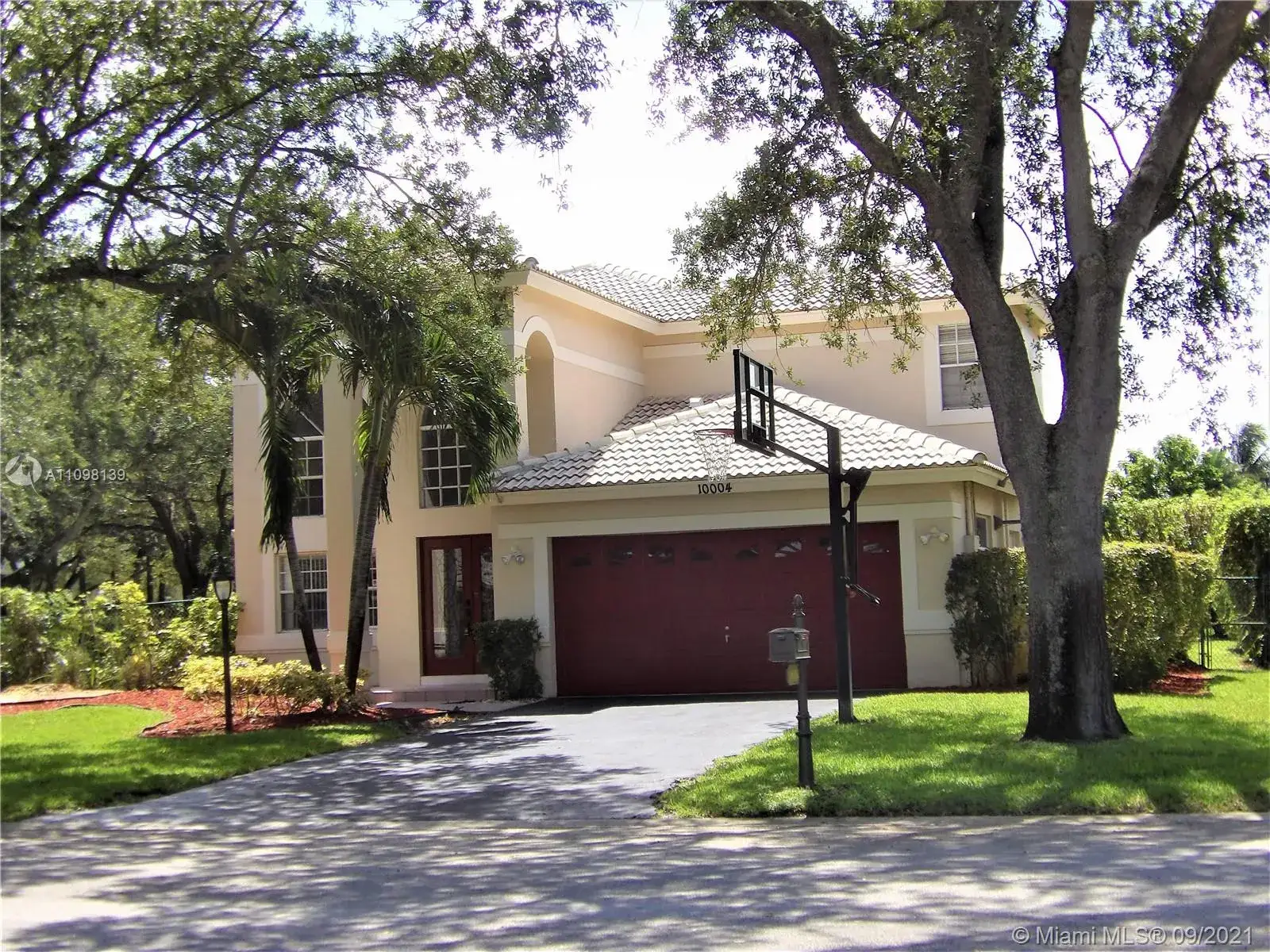 4 bedroom 3 bath Residential for sale at 10004 NW 57th Pl, Coral Springs FL 33076