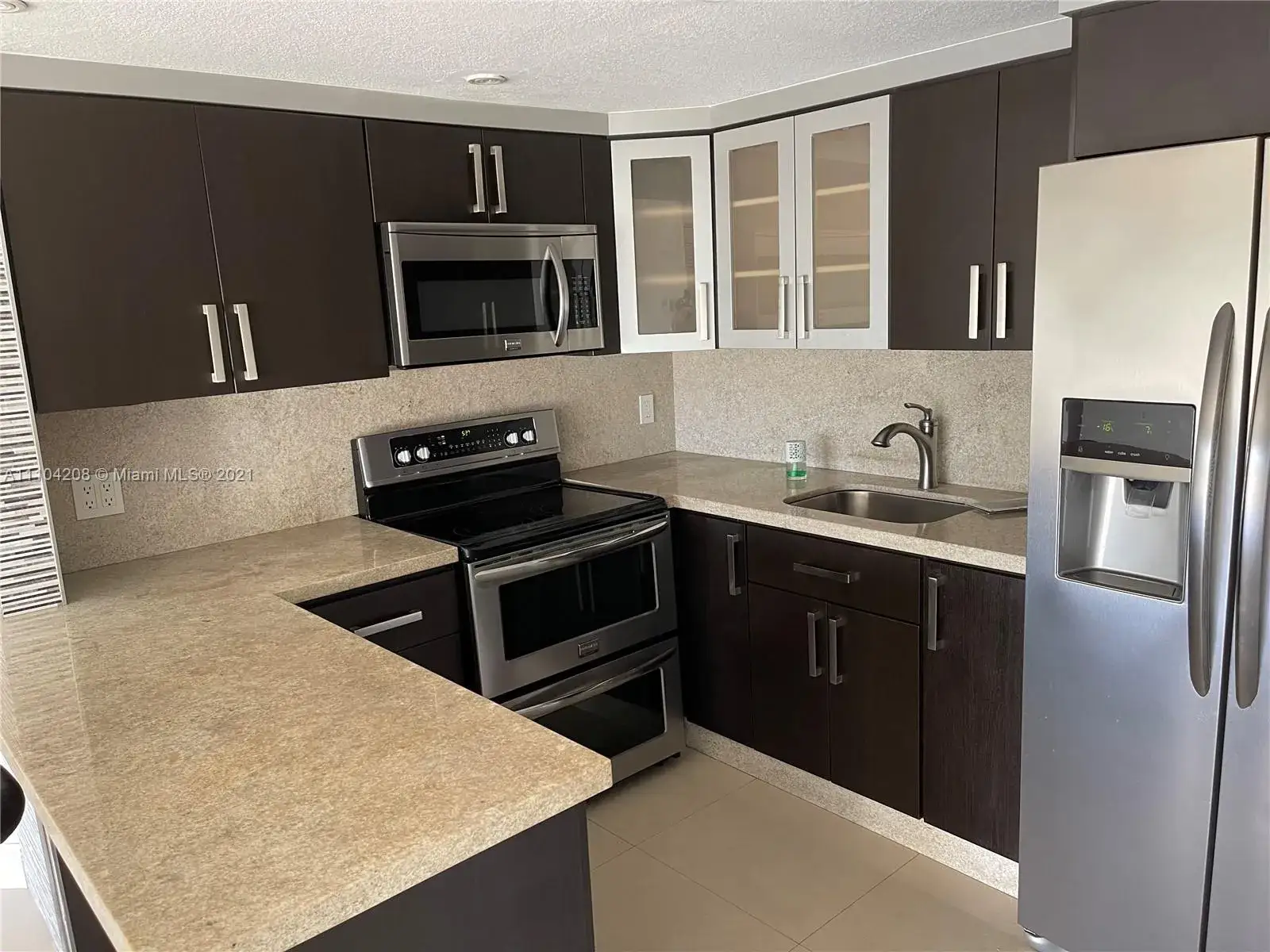 2 bedroom 2 bath Residential for sale at 8290 Lake Dr # 516, Doral FL 33166