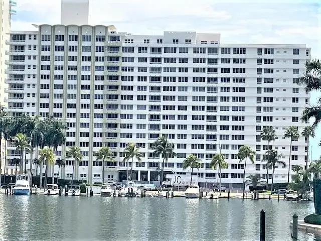 1 bedroom 2 bath Residential Lease for rent at 5005 Collins Ave # 420, Miami Beach FL 33140
