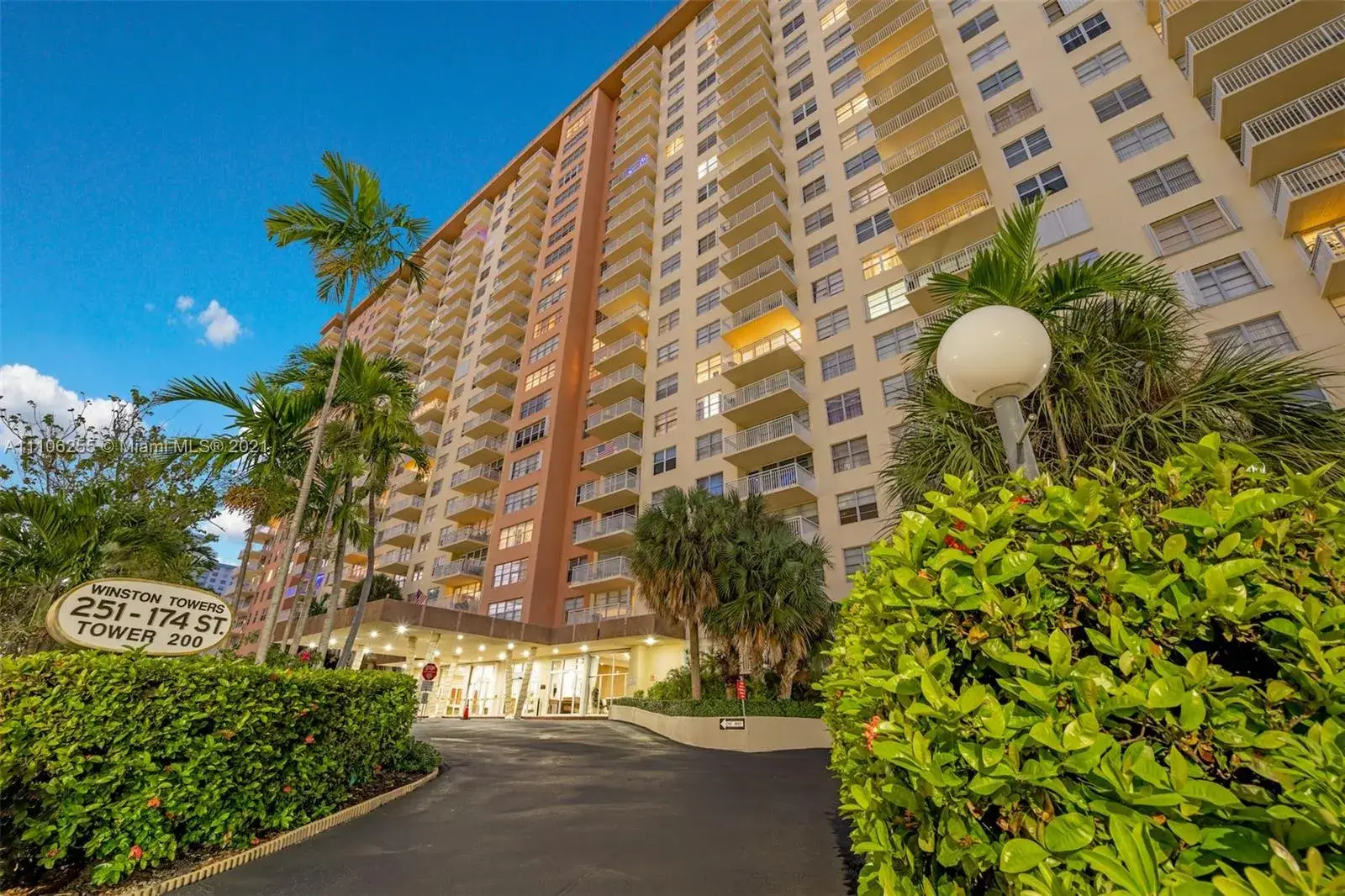 1 bedroom 1 bath Residential for sale at 251 174th St # 515, Sunny Isles Beach FL 33160