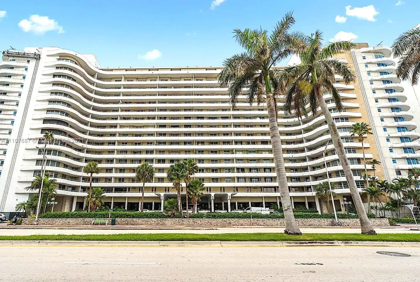 2 bedroom 2 bath Residential for sale at 5555 Collins Ave # 8Z, Miami Beach FL 33140