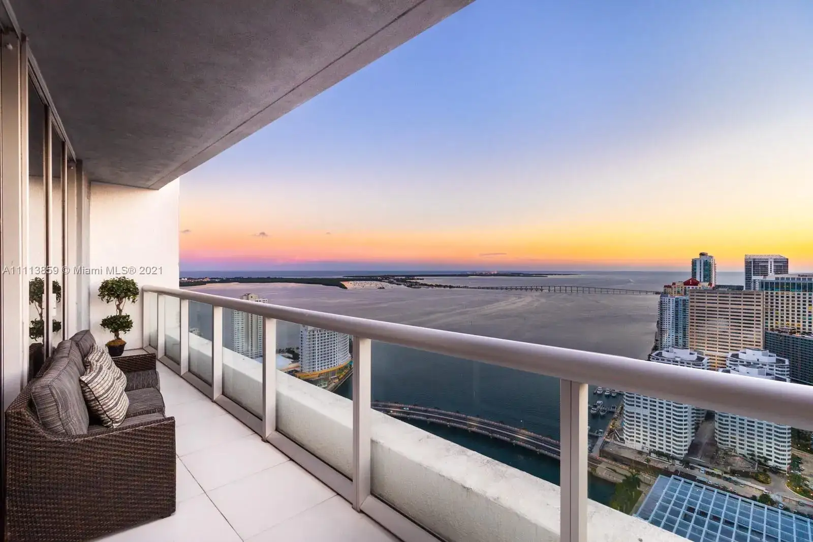 2 bedroom 2 bath Residential Lease for rent at 495 Brickell Ave # 420, Miami FL 33131