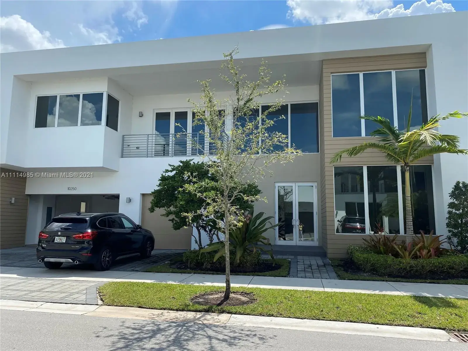 5 bedroom 5 bath Residential for sale at 10250 NW 75th Ter, Doral FL 33178