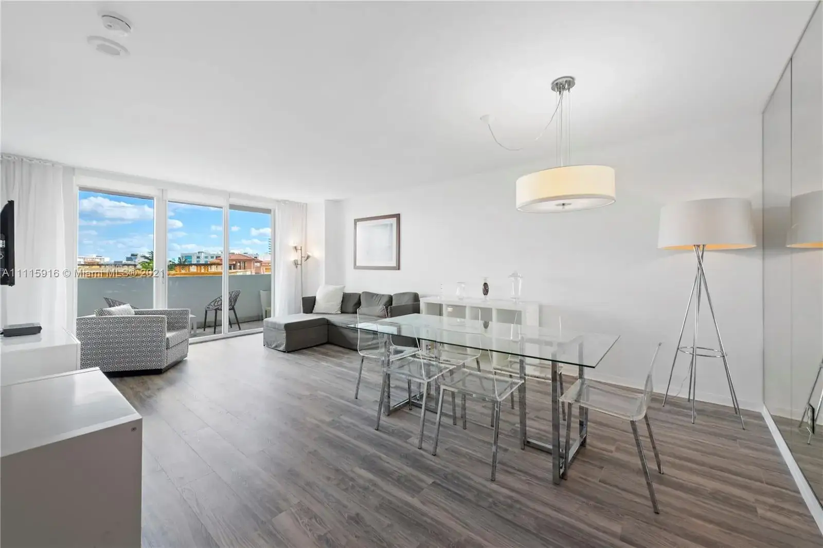 1 bedroom 1 bath Residential for sale at 90 Alton Rd # 607, Miami Beach FL 33139