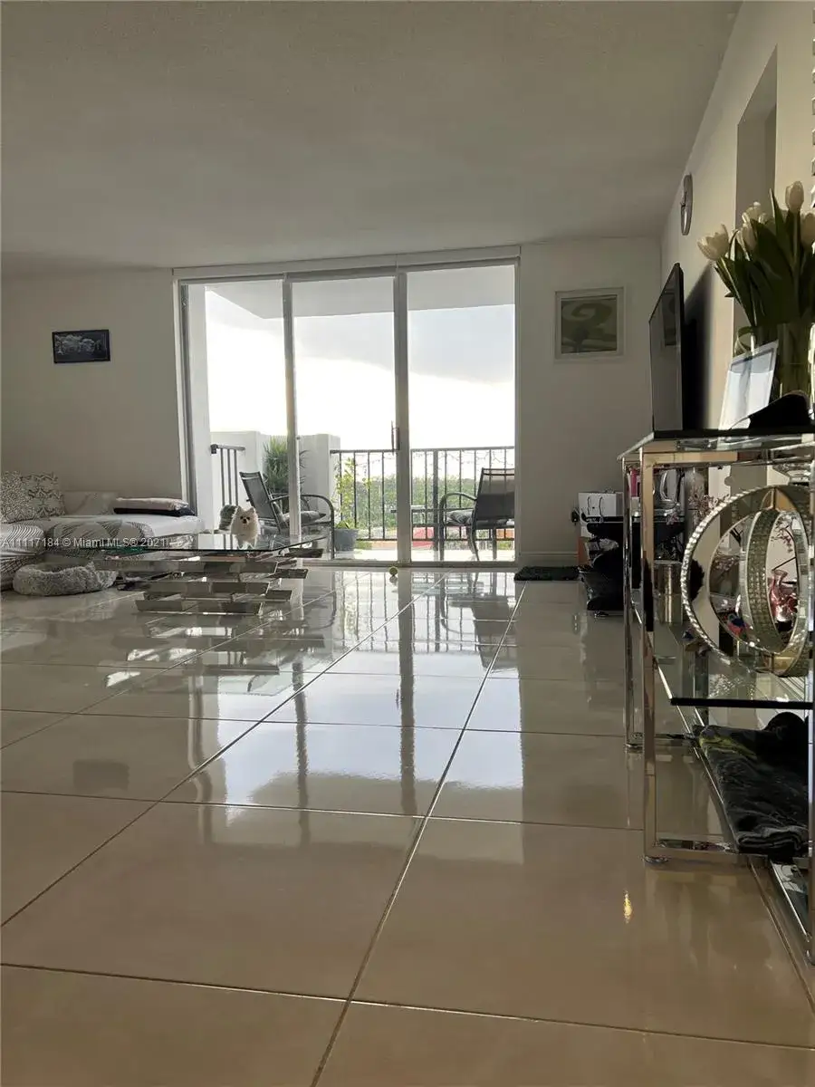 2 bedroom 2 bath Residential for sale at 2750 NE 183rd St # 804, Aventura FL 33160