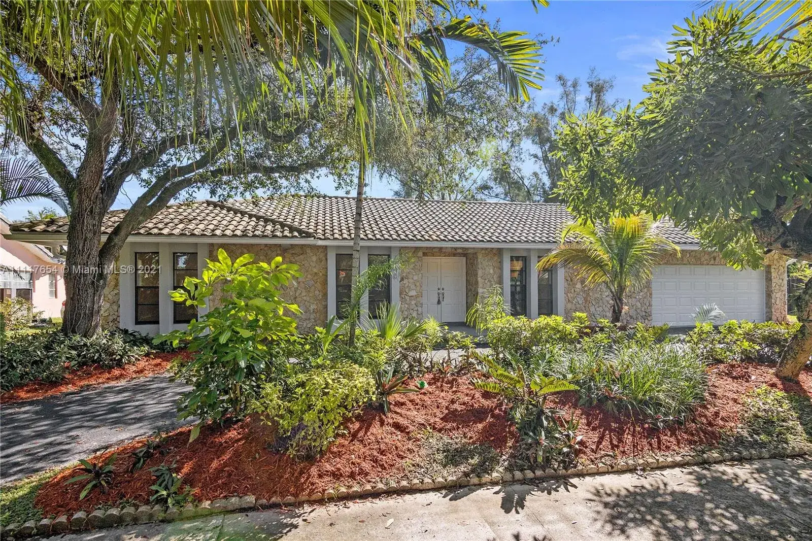 7 bedroom 4 bath Residential Lease for rent at 1960 SW 51st Ter, Plantation FL 33317