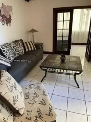 1 bedroom 1 bath Residential Lease for rent at 5005 Collins Ave # 325, Miami Beach FL 33140