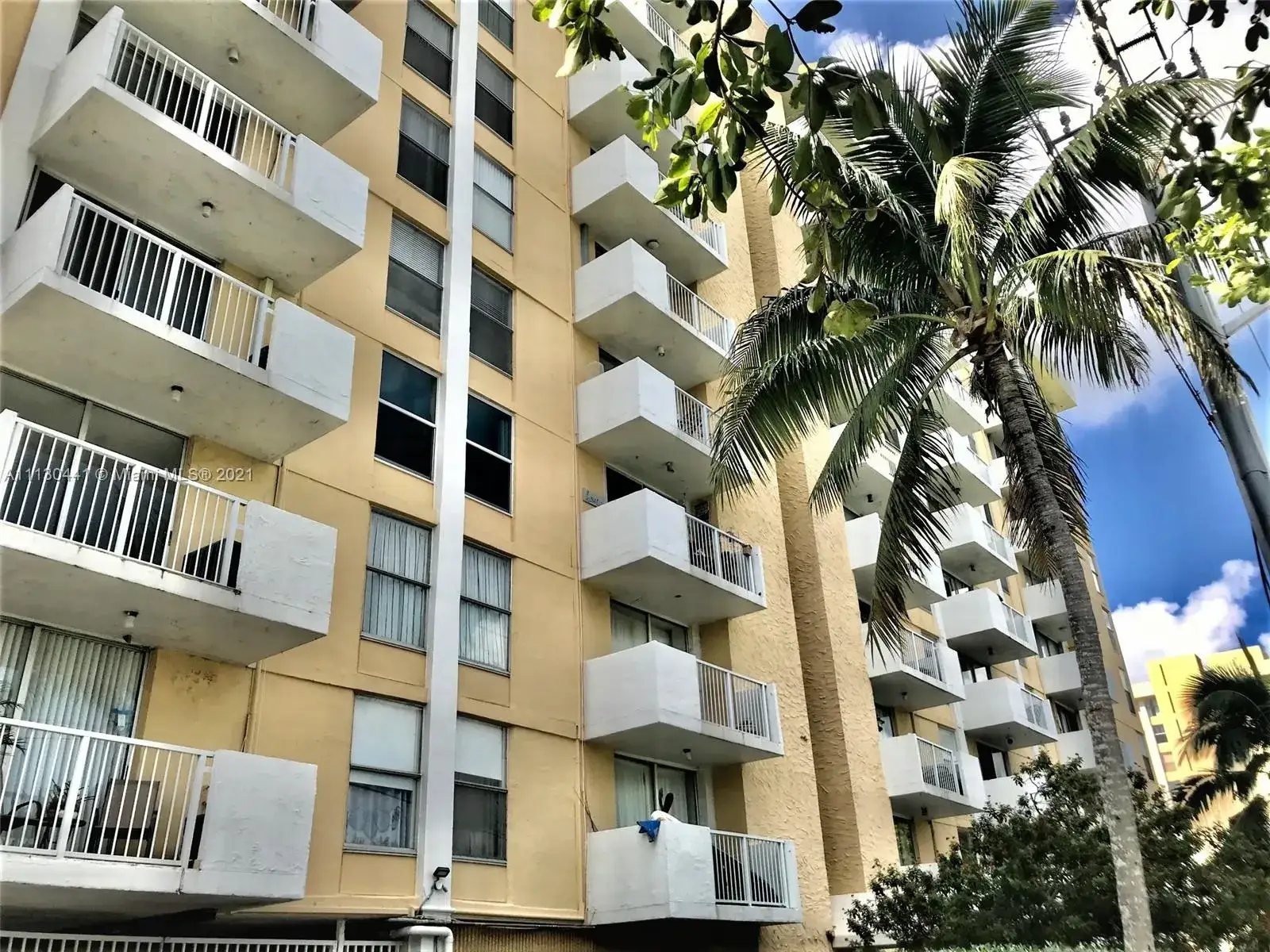 2 bedroom 1 bath Residential for sale at 2020 NE 135th St # 911, North Miami FL 33181