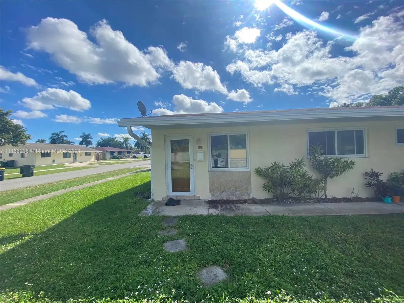 1 bedroom 1 bath Residential Lease for rent at 1201 NW 10th St # 2, Dania Beach FL 33004