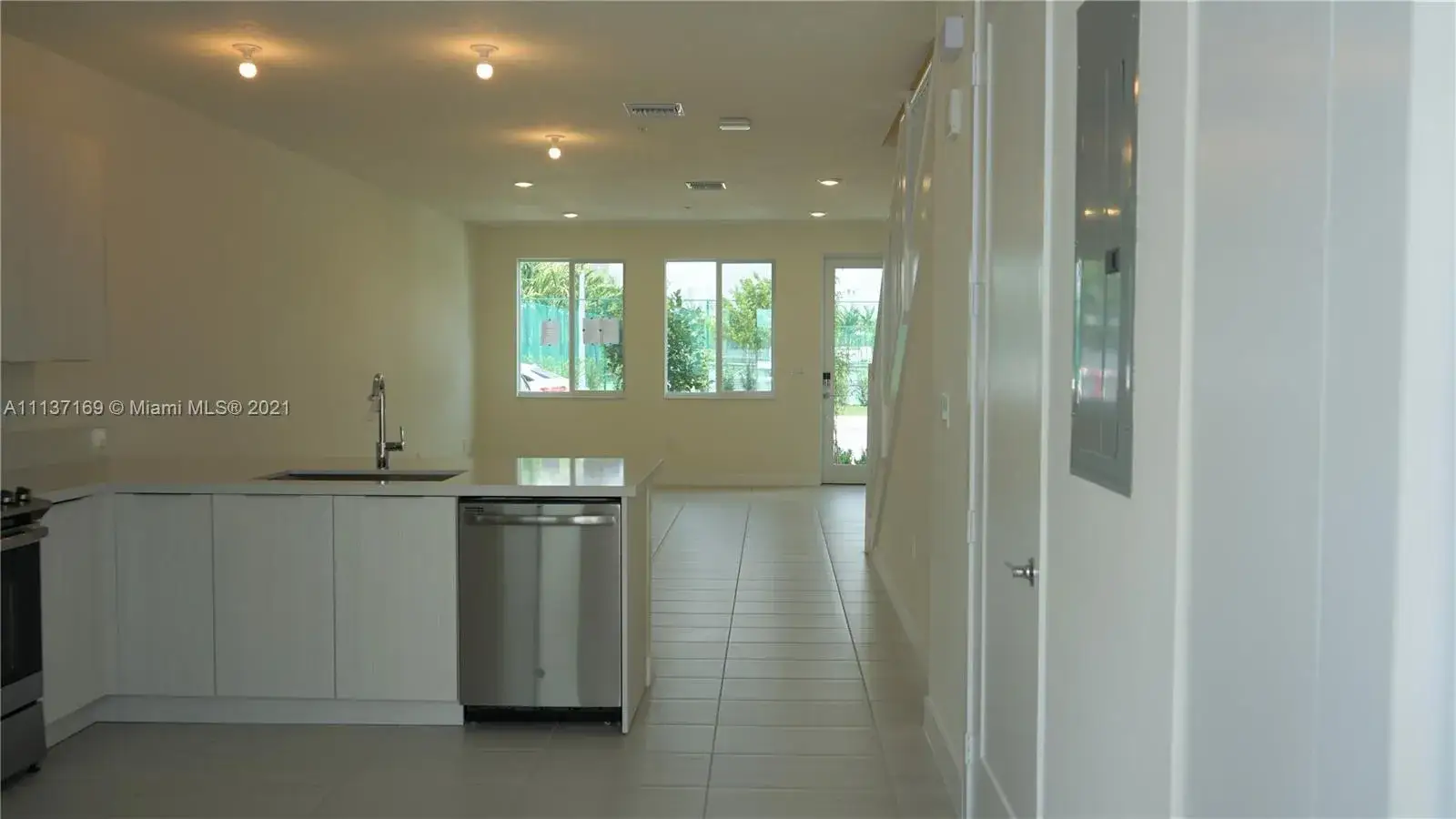 3 bedroom 2 bath Residential for sale at 10222 NW 64th way # 103, Doral FL 33178