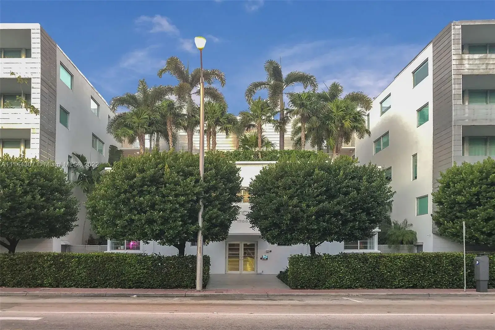 2 bedroom 2 bath Residential for sale at 1700 Meridian Ave # 304, Miami Beach FL 33139