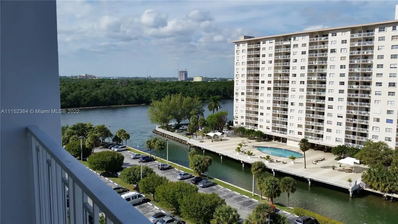 1 bedroom 1 bath Residential for sale at 500 Bayview Dr # 919, Sunny Isles Beach FL 33160