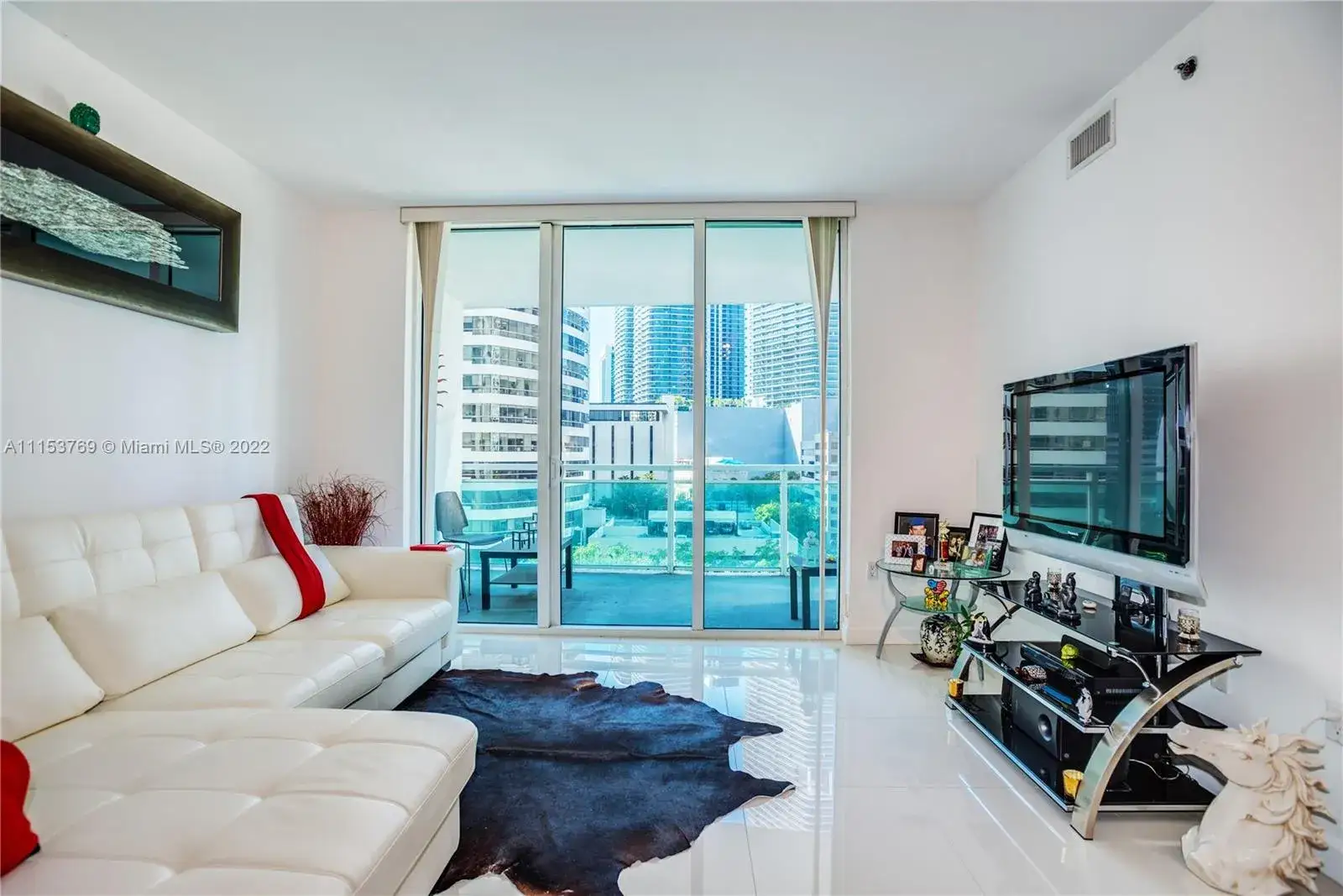 1 bedroom 1 bath Residential Lease for rent at 950 Brickell Bay Dr # 600, Miami FL 33131