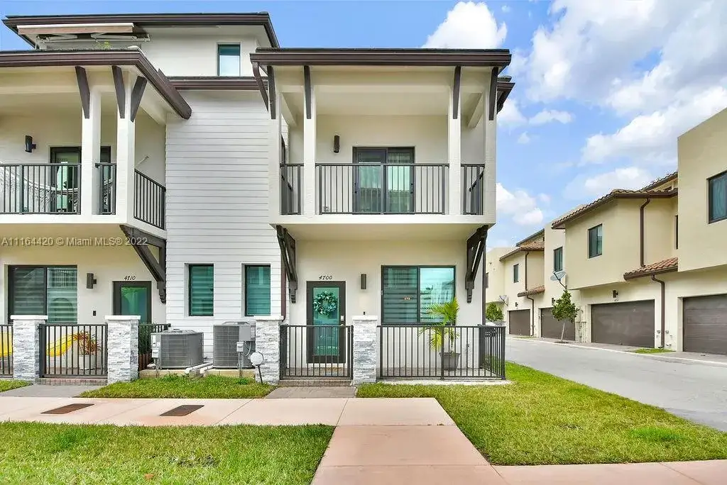 3 bedroom 2 bath Residential for sale at 4700 NW 83rd Psge, Doral FL 33166