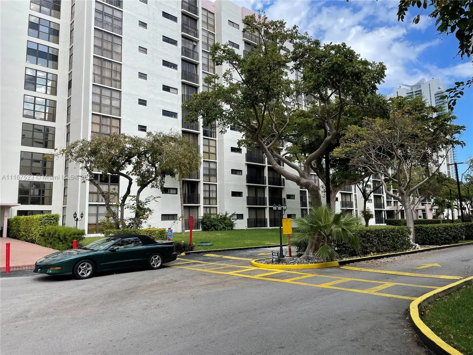 1 bedroom 1 bath Residential for sale at 17021 N Bay Rd # 318, Sunny Isles Beach FL 33160