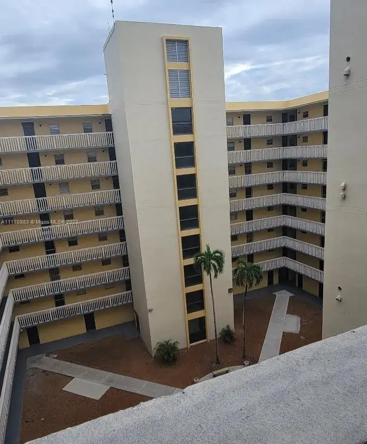 1 bedroom 1 bath Residential for sale at 15600 NW 7th Ave # 511, Miami FL 33169