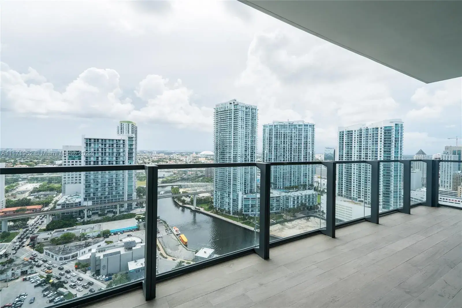 2 bedroom 2 bath Residential Lease for rent at 68 SE 6th St # 2510, Miami FL 33131