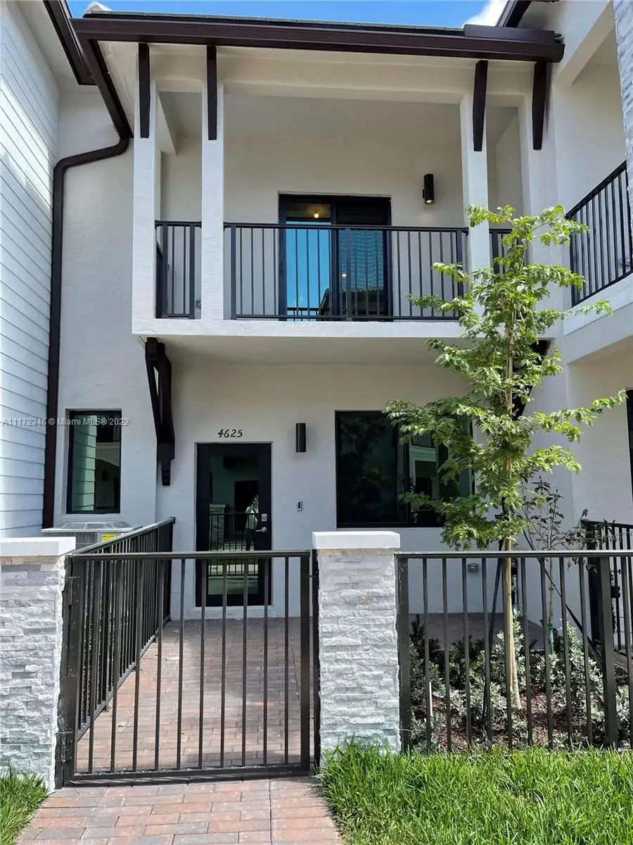 3 bedroom 2 bath Residential for sale at 4625 NW 83rd Path # 4625, Doral FL 33166